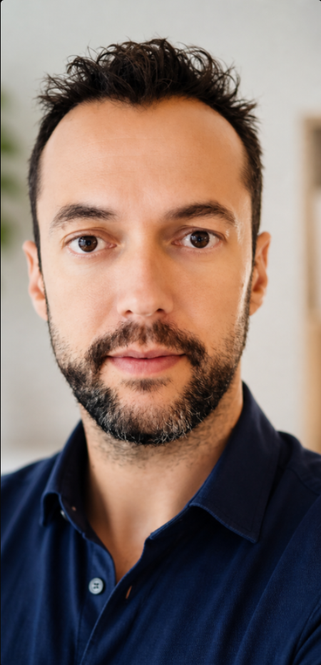 Julien Rager, osteopaat D.O., in zijn praktijk in Alsemberg